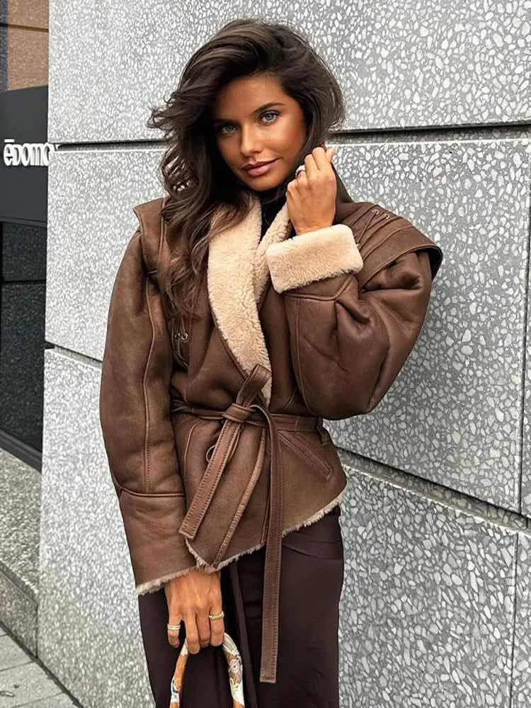 Fitted leather jacket for women