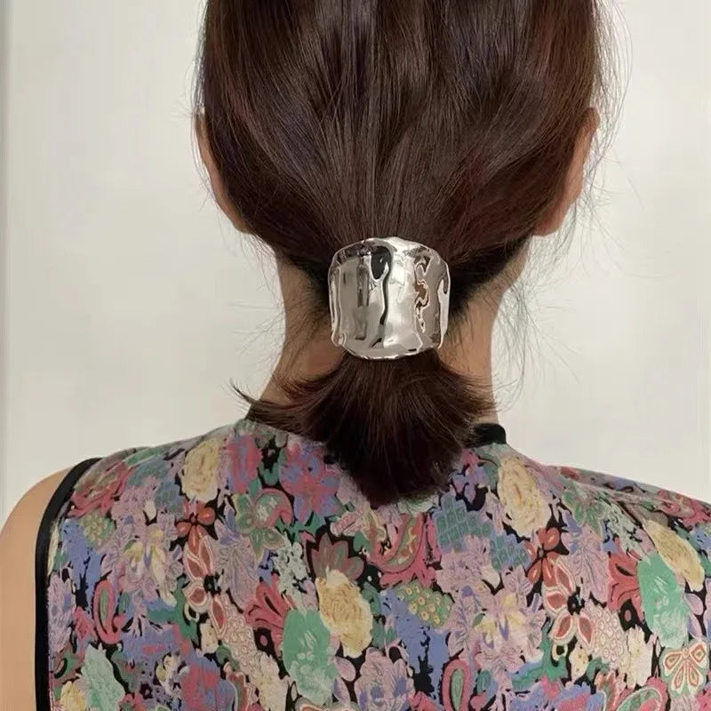 Jia - Metal hairband with sculptural design