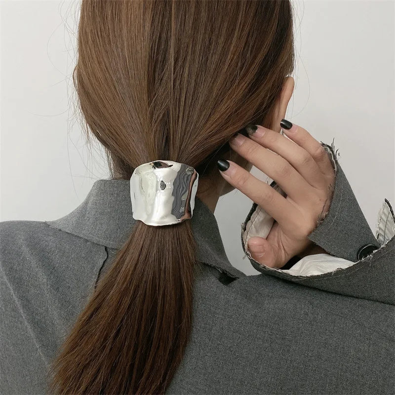 Jia - Metal hairband with sculptural design