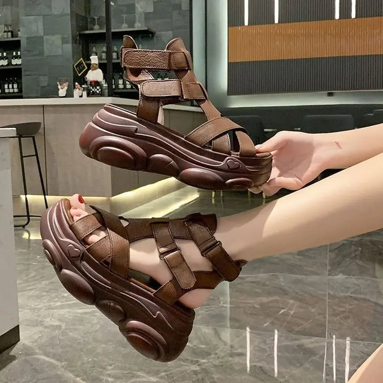 Fashionable criscross sandals