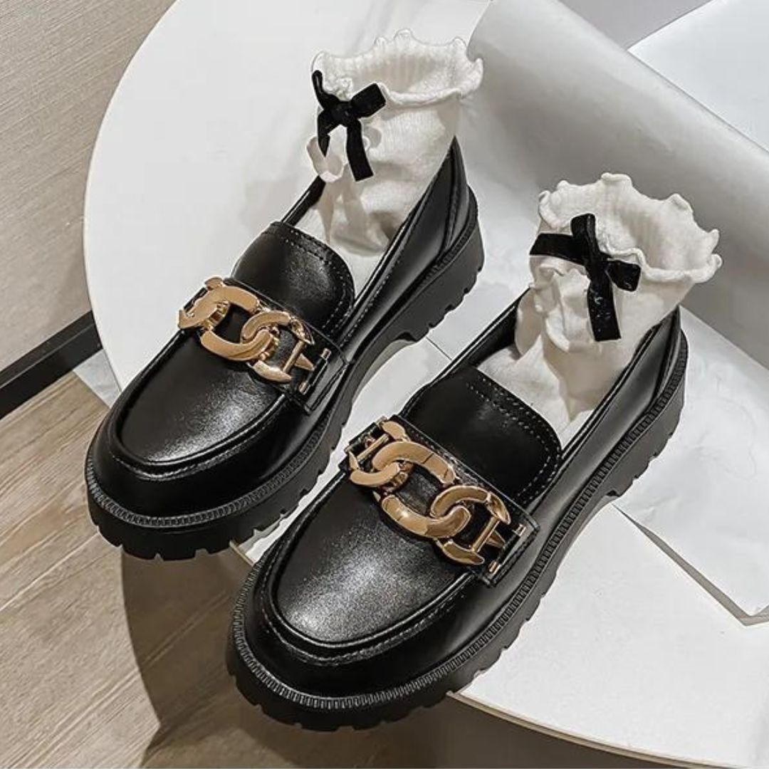 Eloise - Classic loafer with chain detail