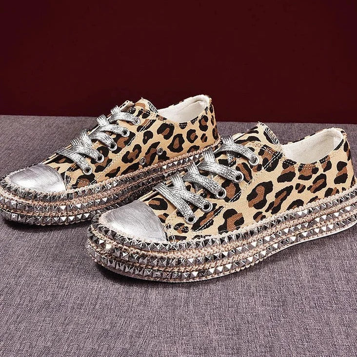 Shoes with leopard pattern and exciting seam design