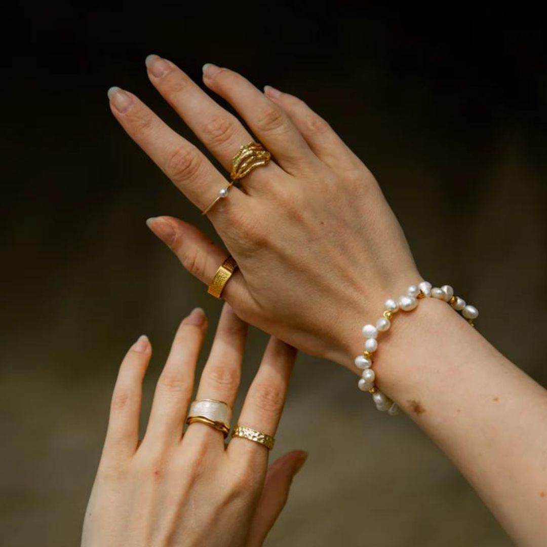 Luna - Minimalist gold ring with solitaire pearl