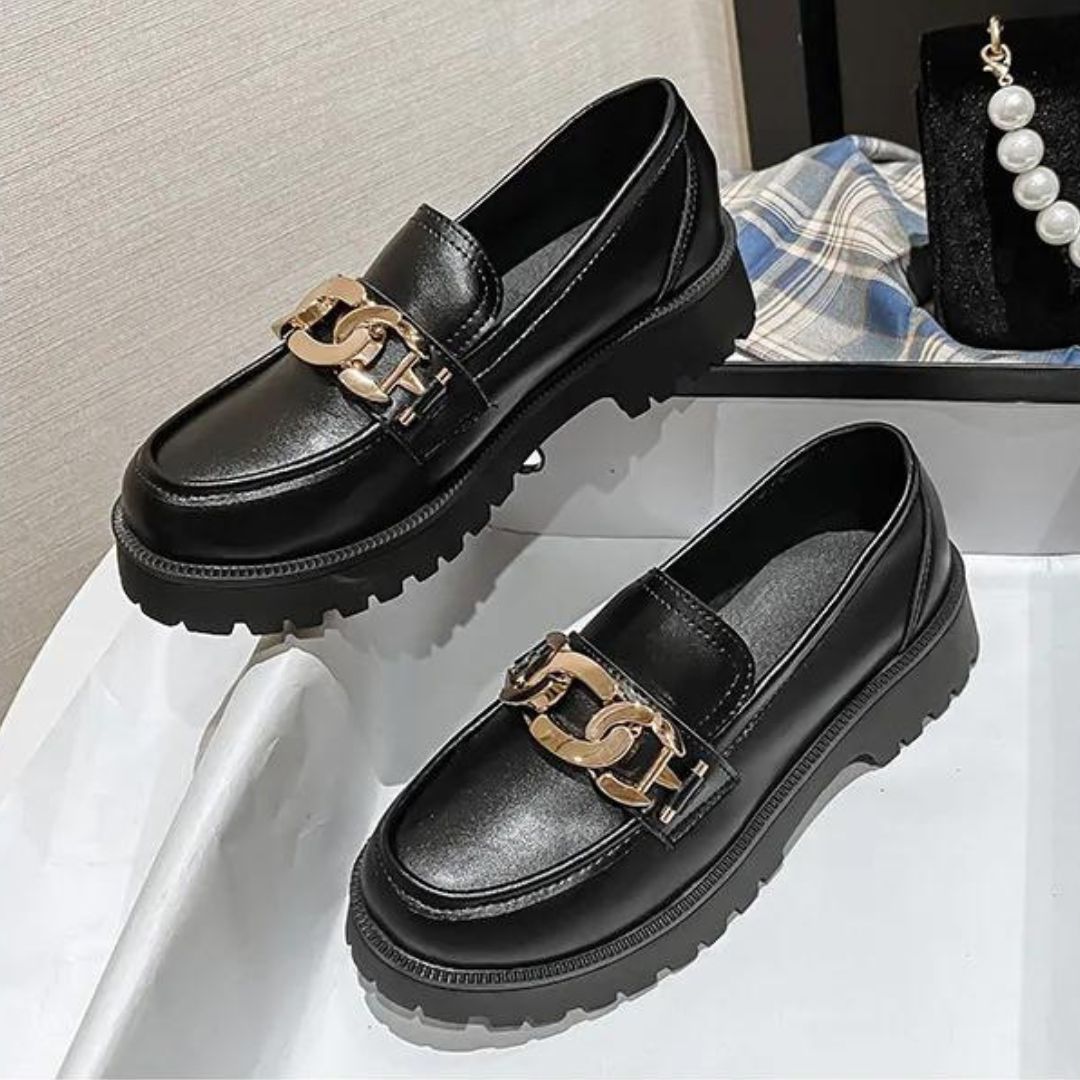 Eloise - Classic loafer with chain detail