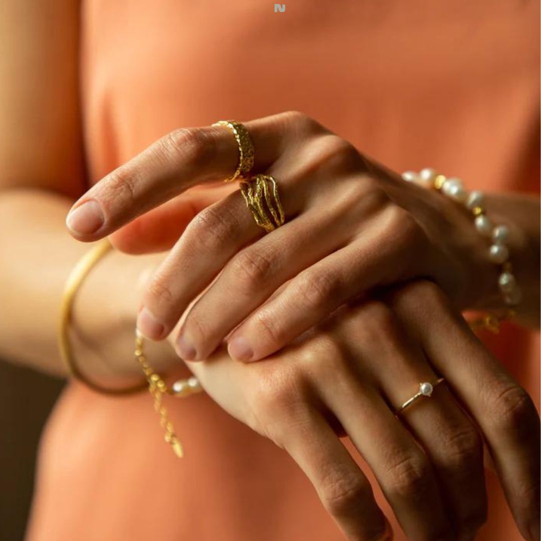 Luna - Minimalist gold ring with solitaire pearl