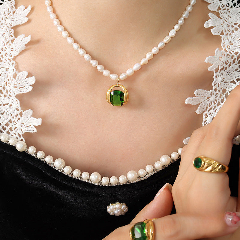 Eva - Elegant pearl necklace with green zircon pendant