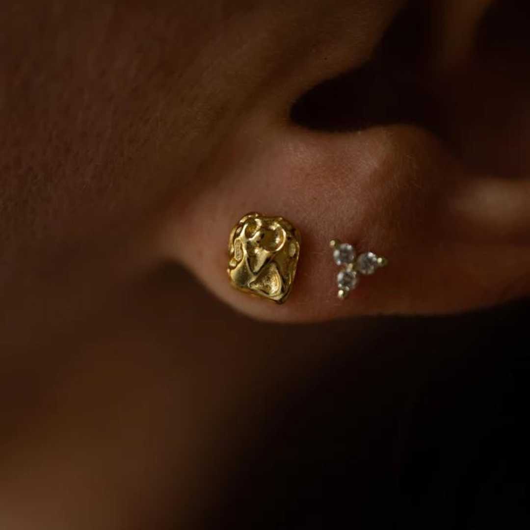 Mia - Moulded gold stud earrings