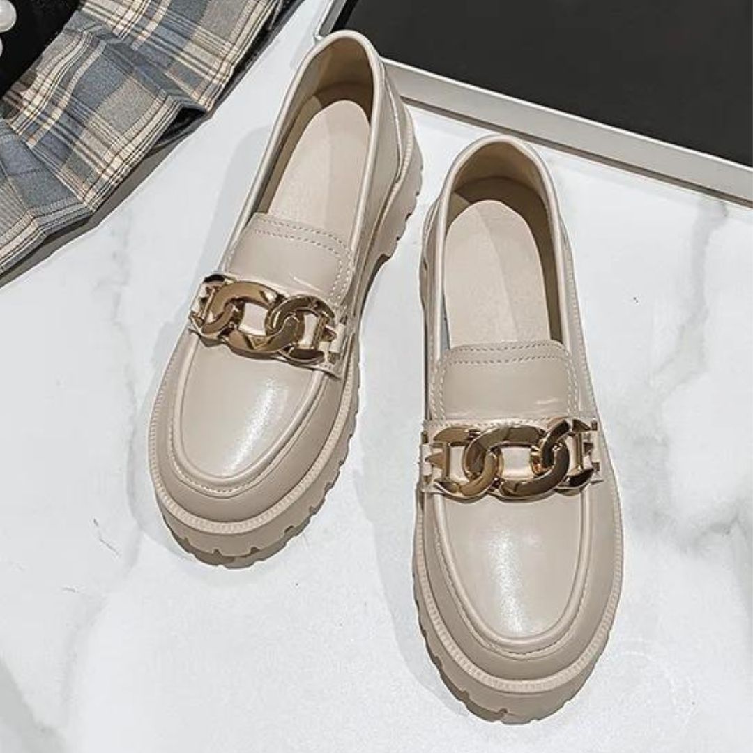 Eloise - Classic loafer with chain detail