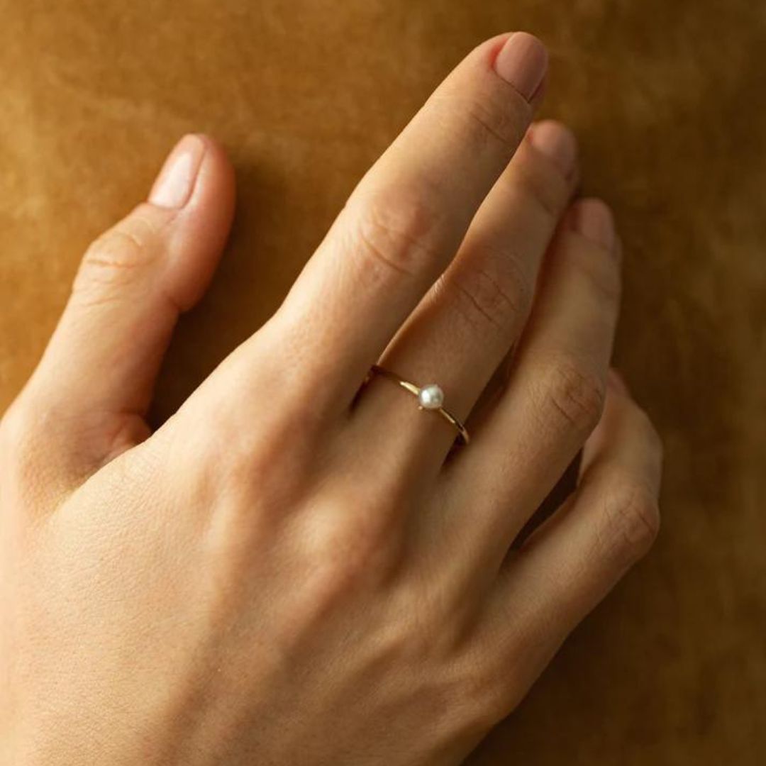 Luna - Minimalist gold ring with solitaire pearl