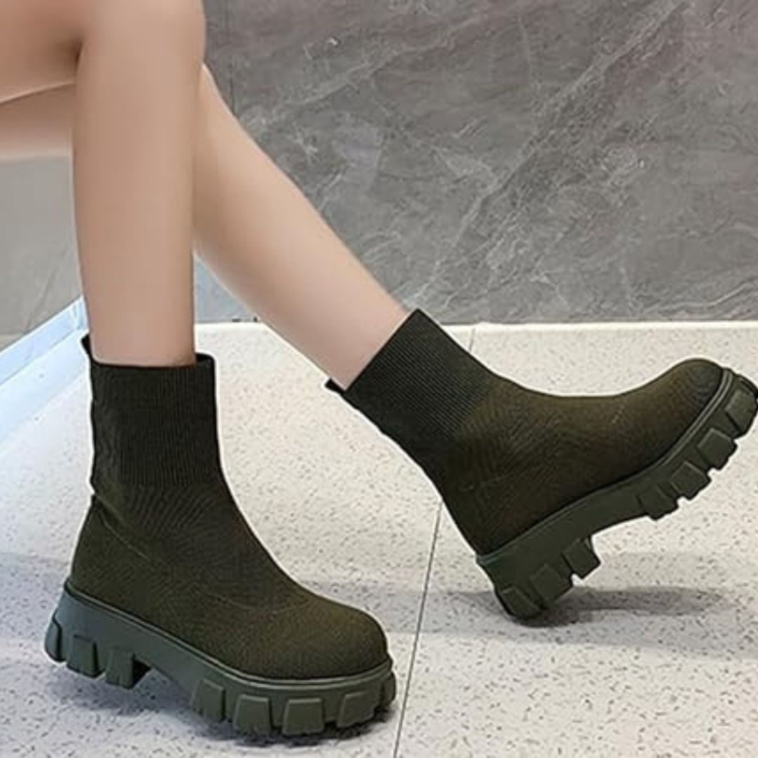 Knitted ankle boots with trendy sole