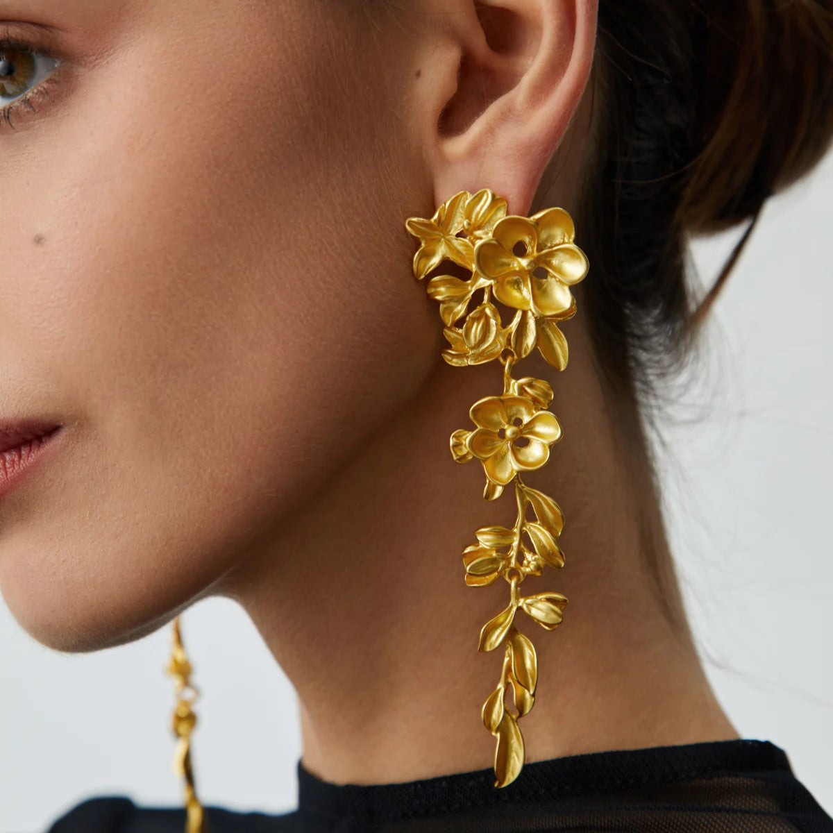 Fiorella - Flower cascade earrings in gold look