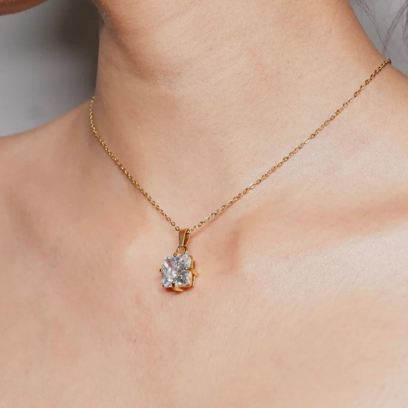 Rebecca - Necklace with solitaire square pendant