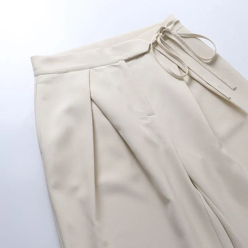 Trousers with high waist and button placket