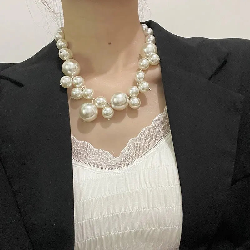 Vivienne - Chunky pearl necklace with drop detail