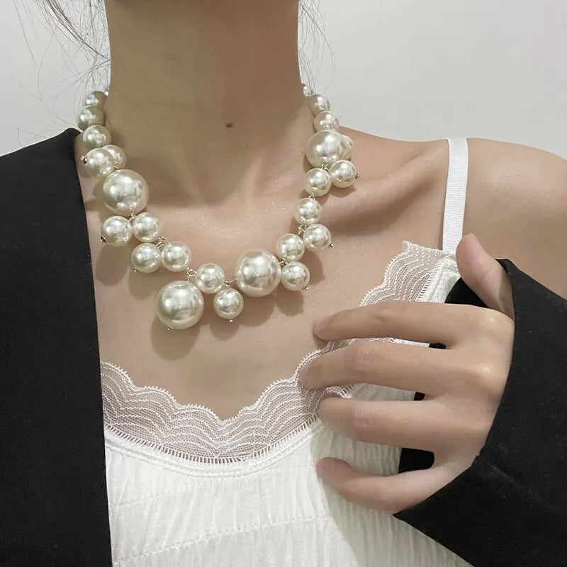 Vivienne - Chunky pearl necklace with drop detail