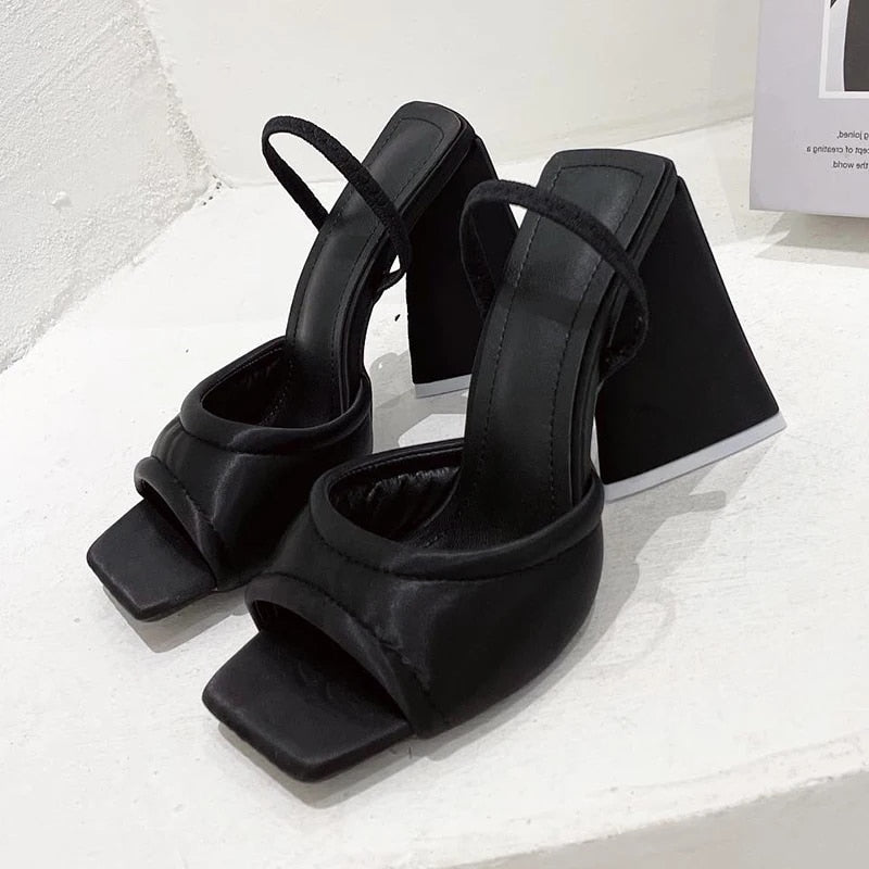 Isla - Sandals with open toe and triangular heels