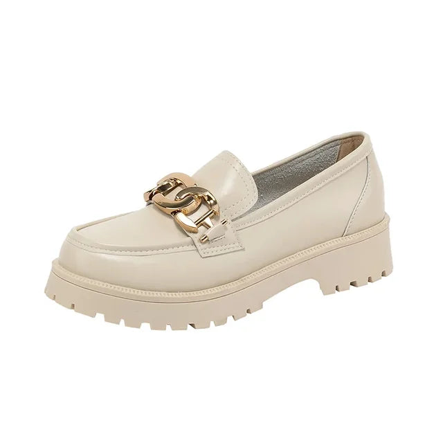 Eloise - Classic loafer with chain detail