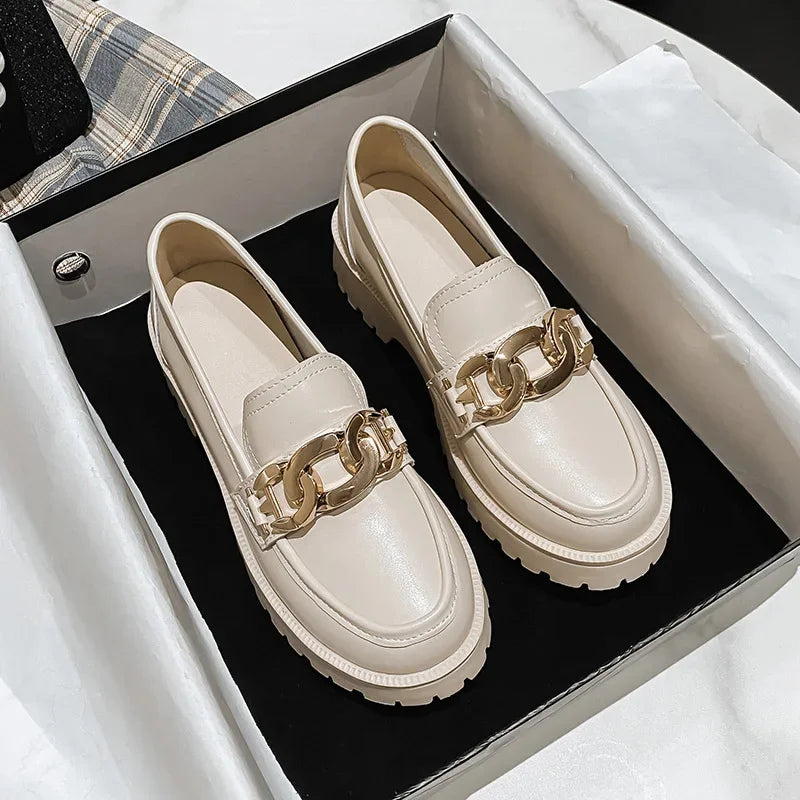 Eloise - Classic loafer with chain detail