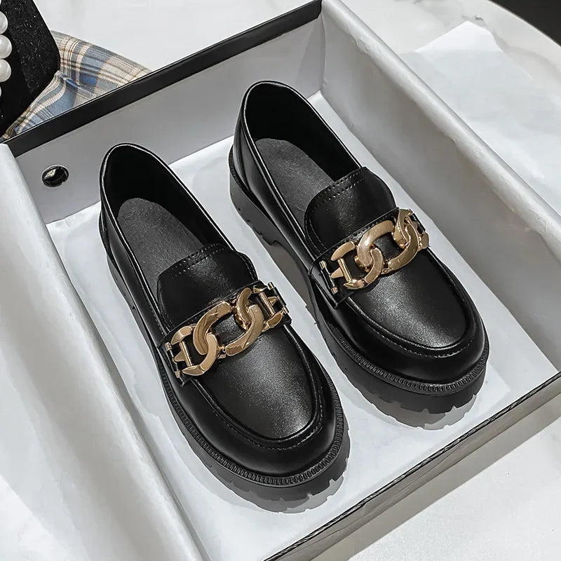 Eloise - Classic loafer with chain detail