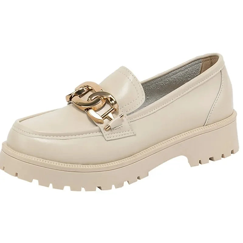 Eloise - Classic loafer with chain detail