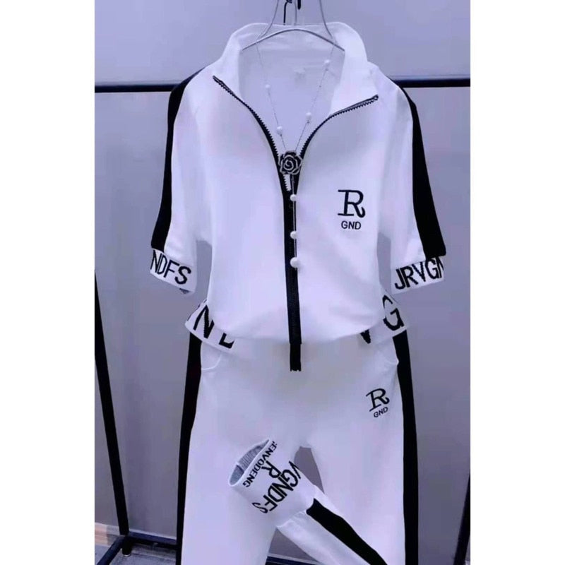 Women's leisure suit with hood and short sleeves