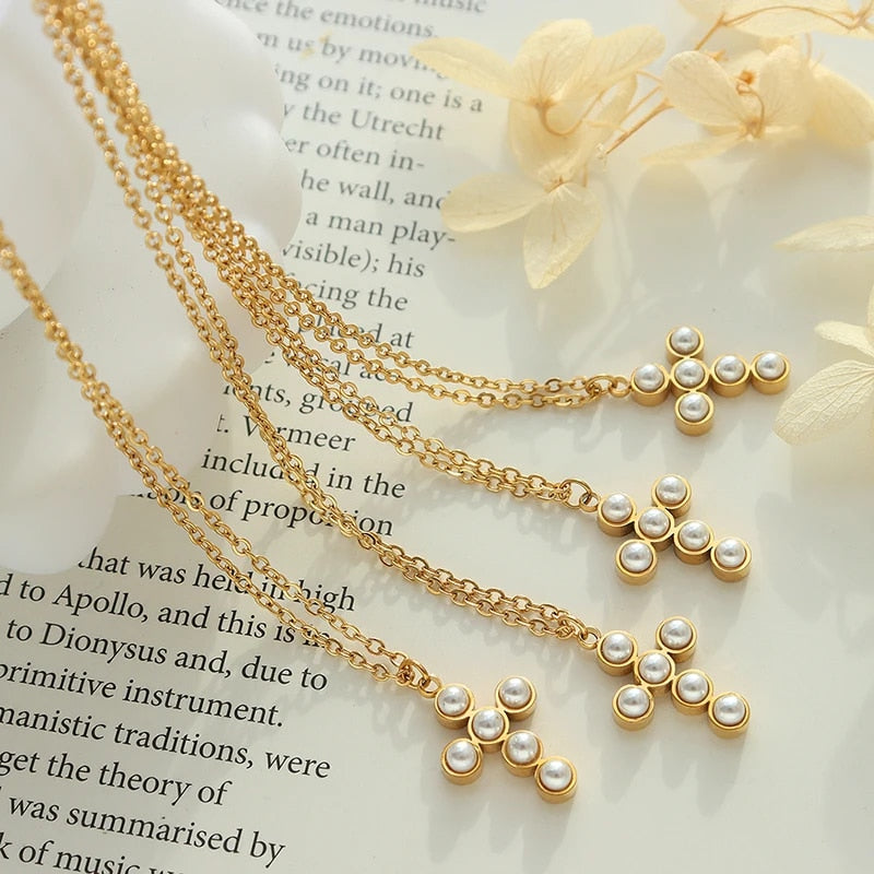 Isadora - Cross pendant necklace with imitation pearls