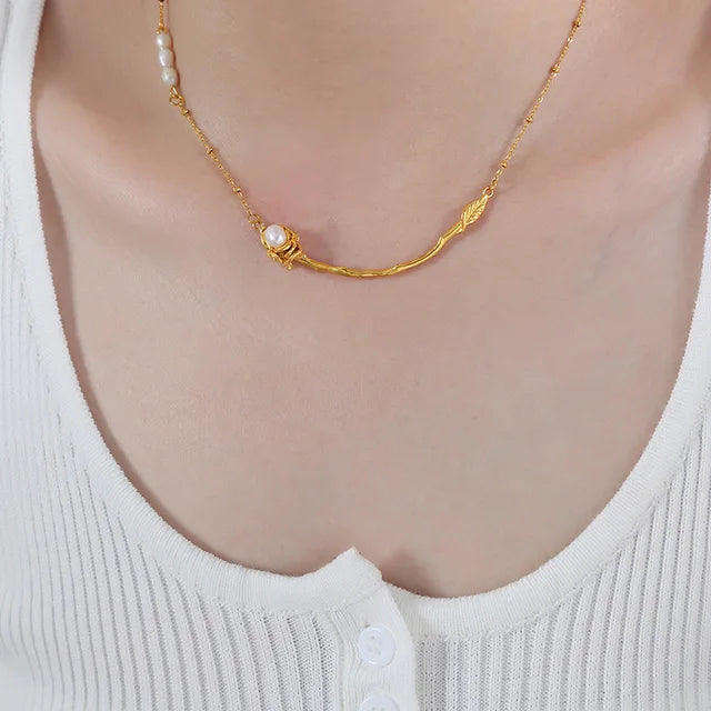 Helena - Delicate chain necklace with curved bar and single pearl embellishment