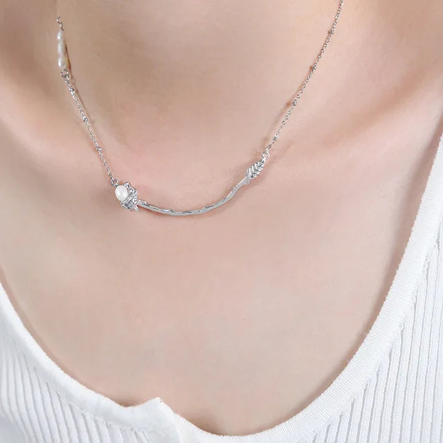 Helena - Delicate chain necklace with curved bar and single pearl embellishment