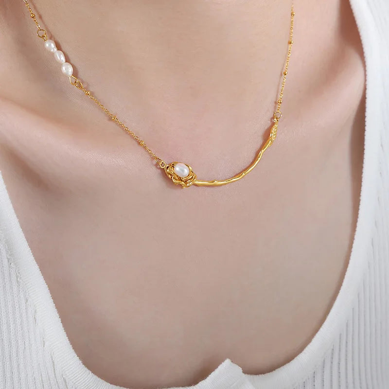 Helena - Delicate chain necklace with curved bar and single pearl embellishment