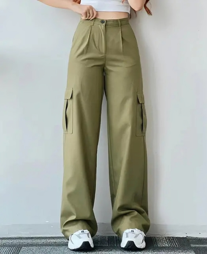 Women's baggy cargo trousers with high waist and wide legs