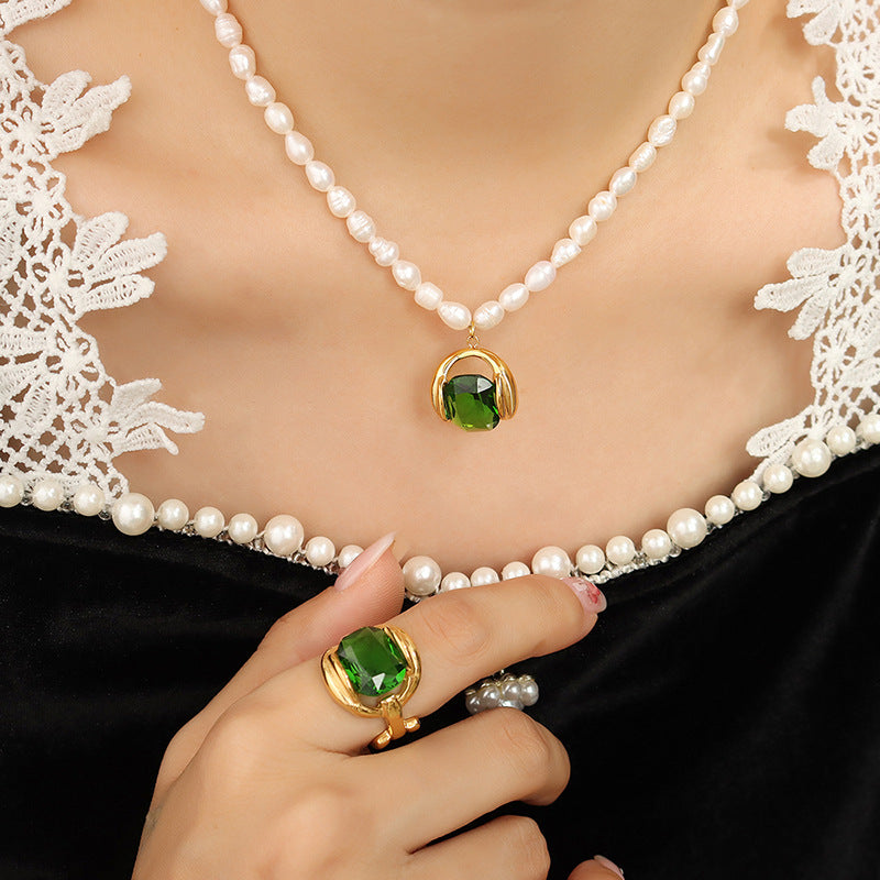 Eva - Elegant pearl necklace with green zircon pendant