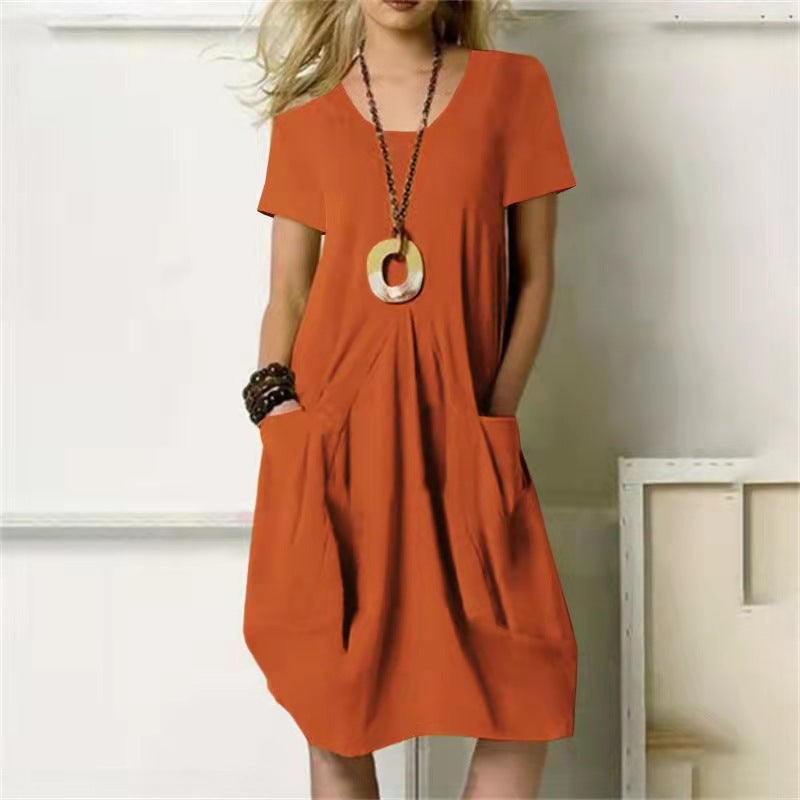 Solid-coloured dress with a loose round neckline and short sleeves