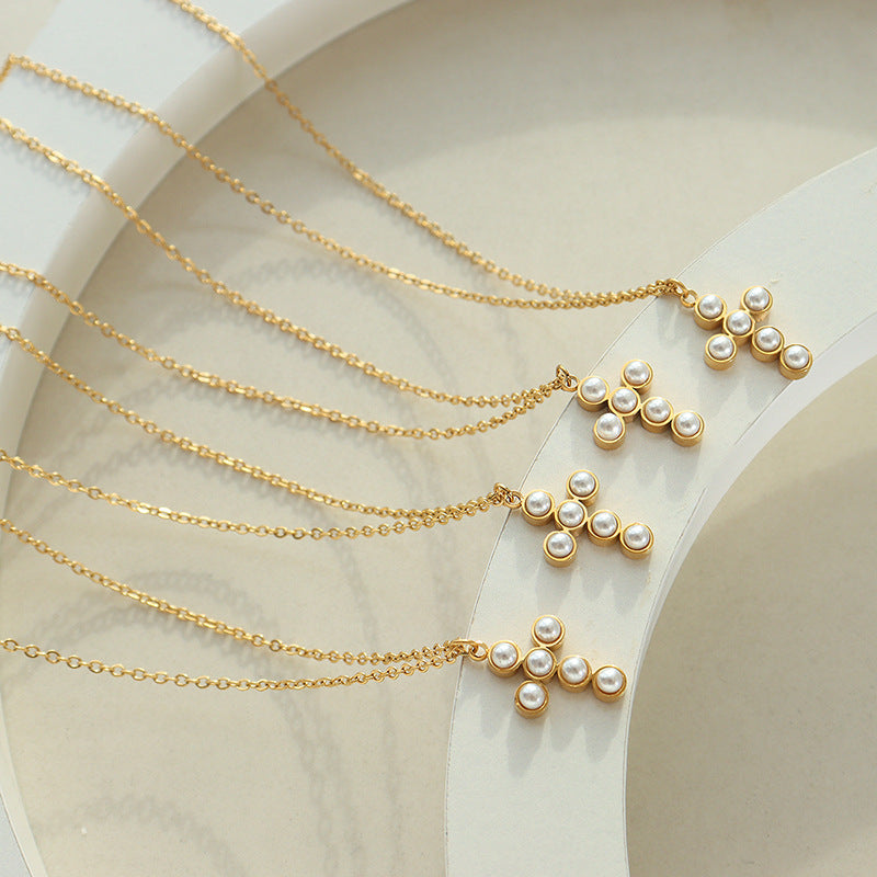 Isadora - Cross pendant necklace with imitation pearls