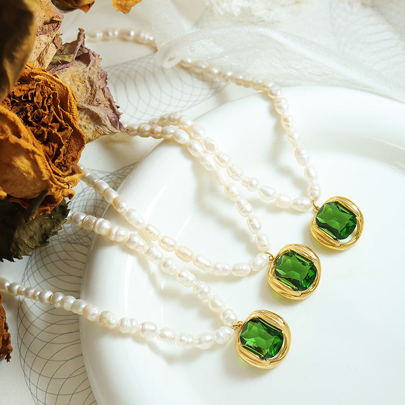 Eva - Elegant pearl necklace with green zircon pendant