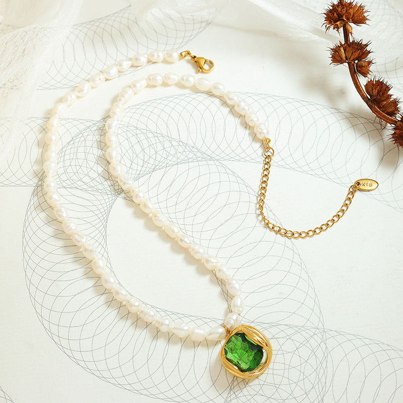 Eva - Elegant pearl necklace with green zircon pendant