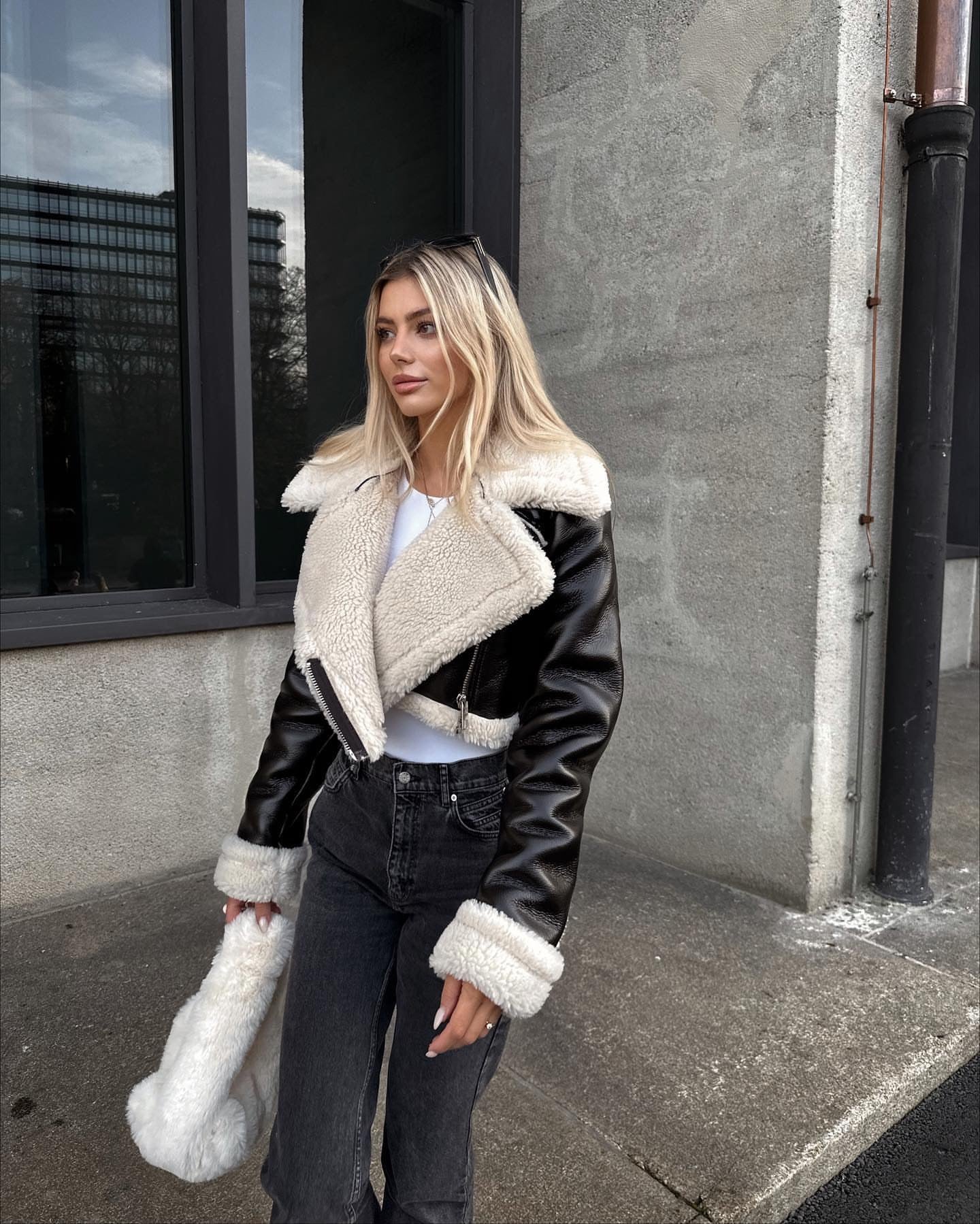 Women's Cropped Shearling Jacket - Leather Look - Oversized Collar - Zip Closure