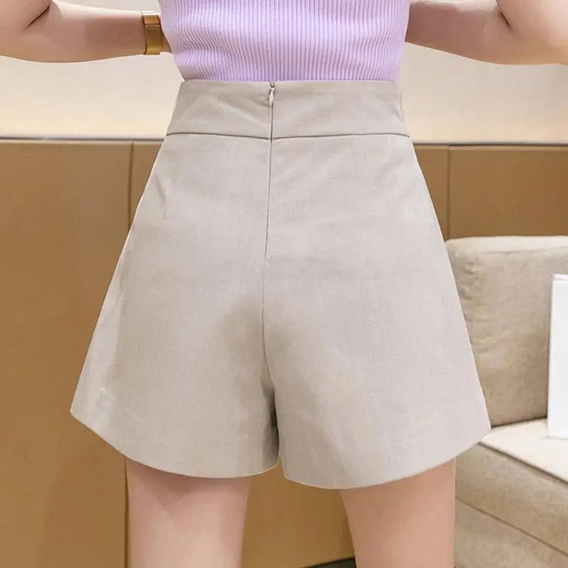 Victoria - High waisted shorts with pleats and button detail