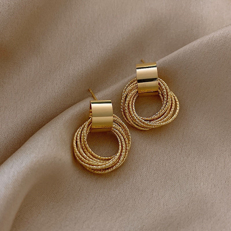 Classic circle ear studs - Women's fashion with retro gold colour