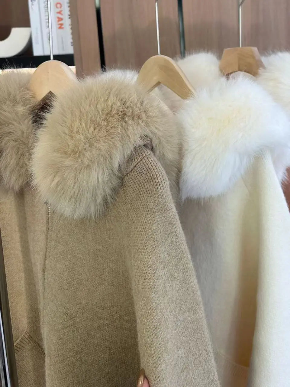 Women's Long-Sleeve Hoodie Jacket with Detachable Fur Collar - Stylish and Versatile Outerwear