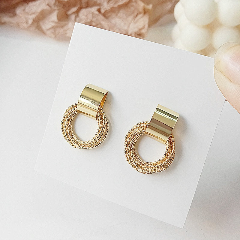 Classic circle ear studs - Women's fashion with retro gold colour