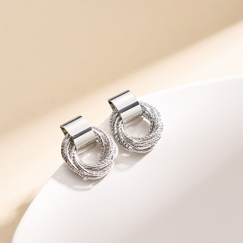 Classic circle ear studs - Women's fashion with retro gold colour