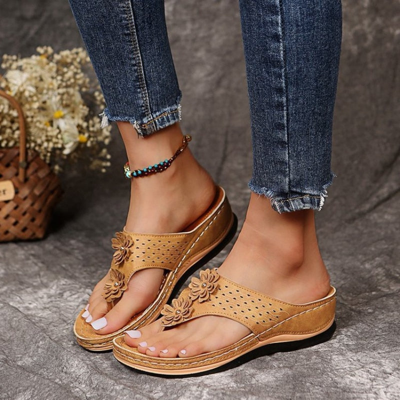 Women's sandals - Fashionable floral wedge flip-flops