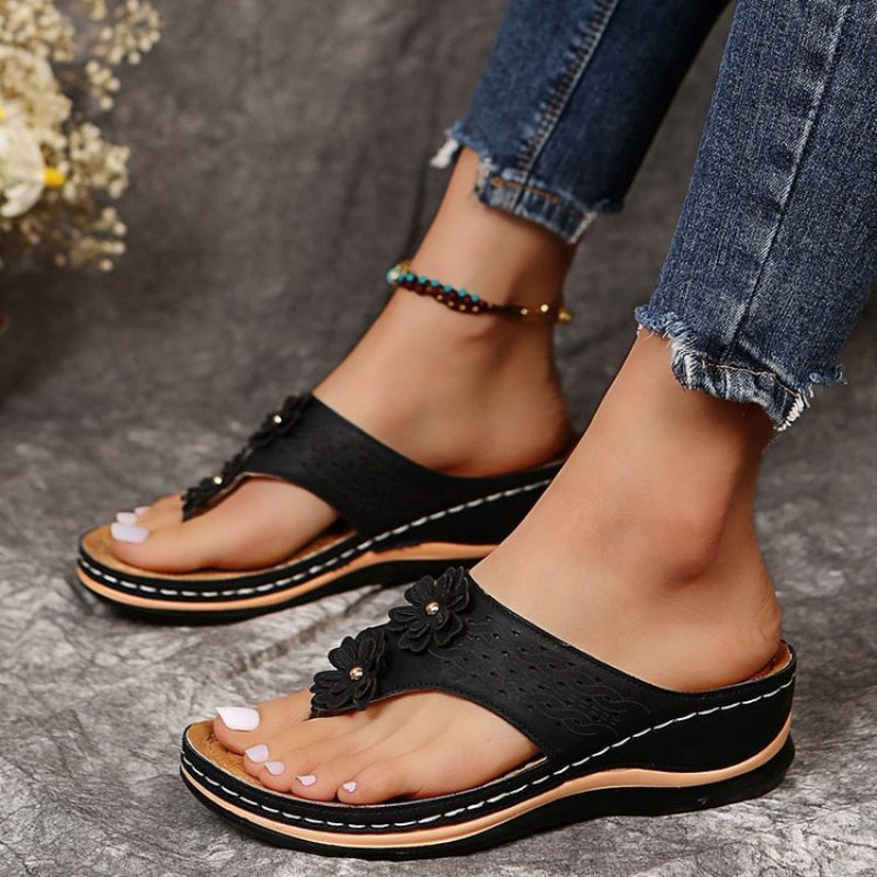 Women's sandals - Fashionable floral wedge flip-flops