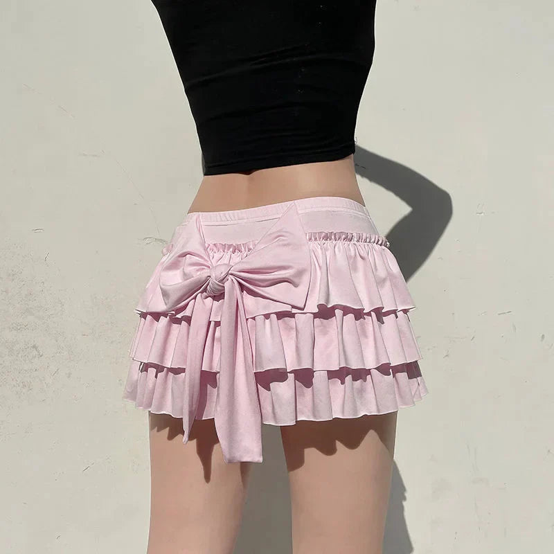 Mia - Shorts with ruffled hem and satin bow detail