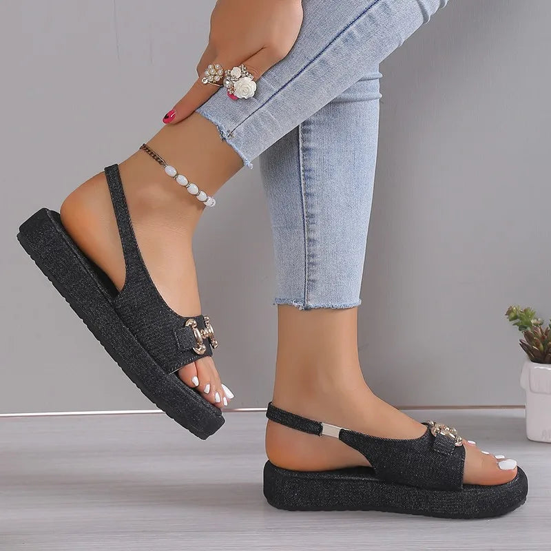 Women's sandals with thick sole and chain detail