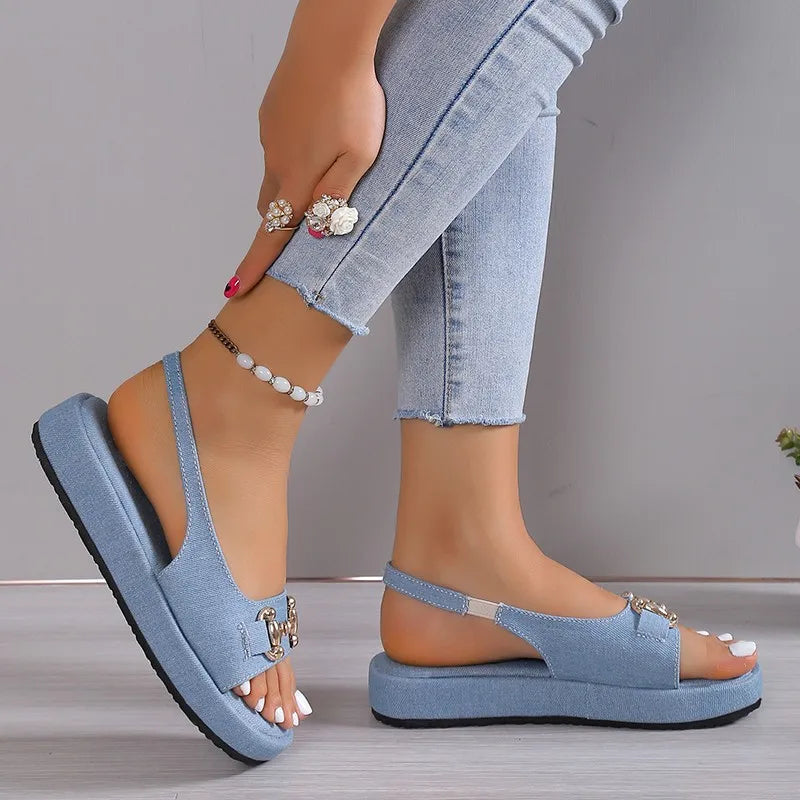 Women's sandals with thick sole and chain detail