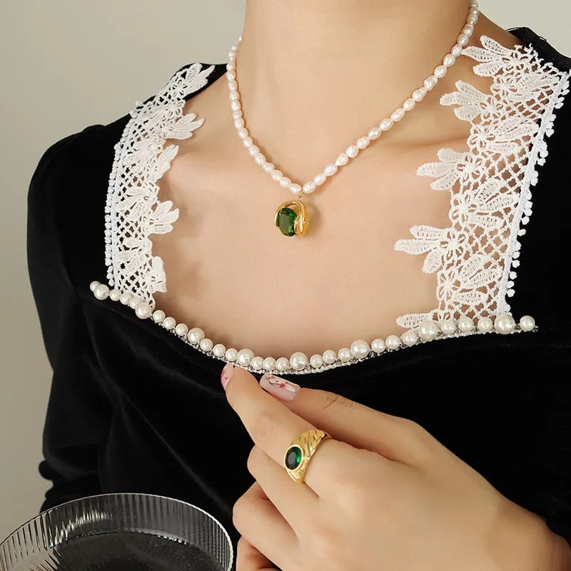 Eva - Elegant pearl necklace with green zircon pendant