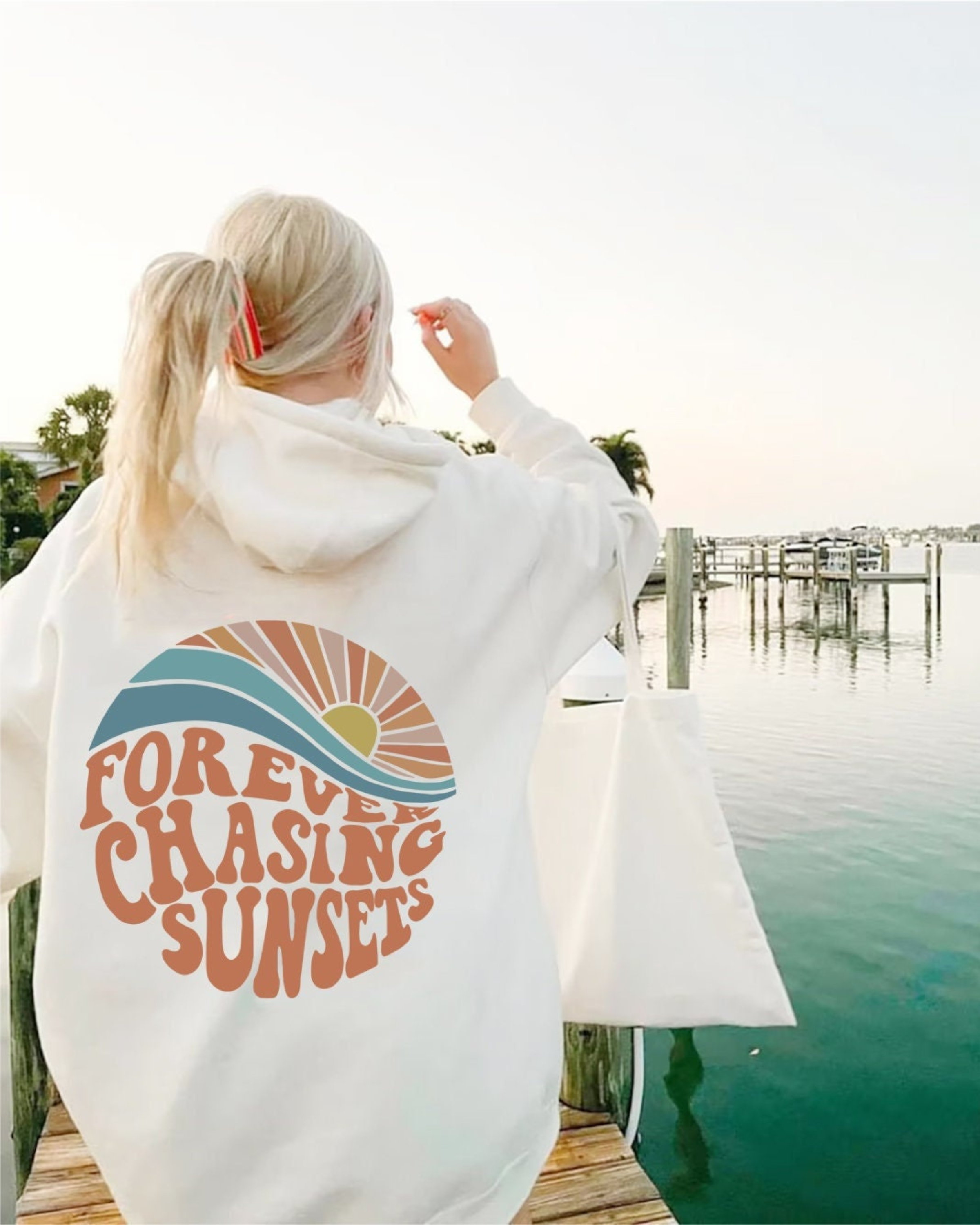 Comfortable hoodie "Forever chasing sunsets"