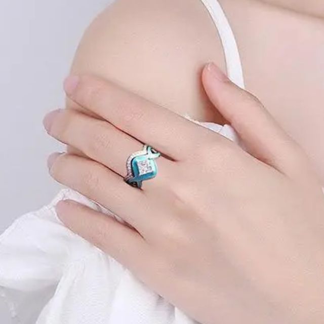 Arielle - Twisted ring with square crystal