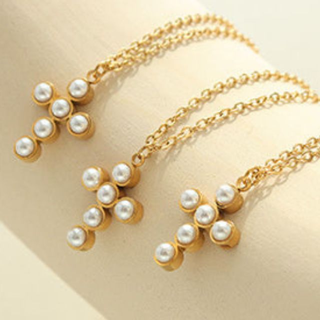 Isadora - Cross pendant necklace with imitation pearls